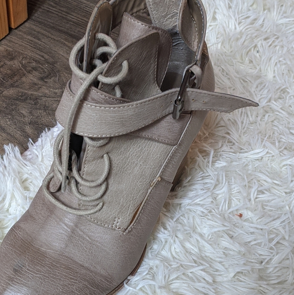 Boots - Picture 2 of 4